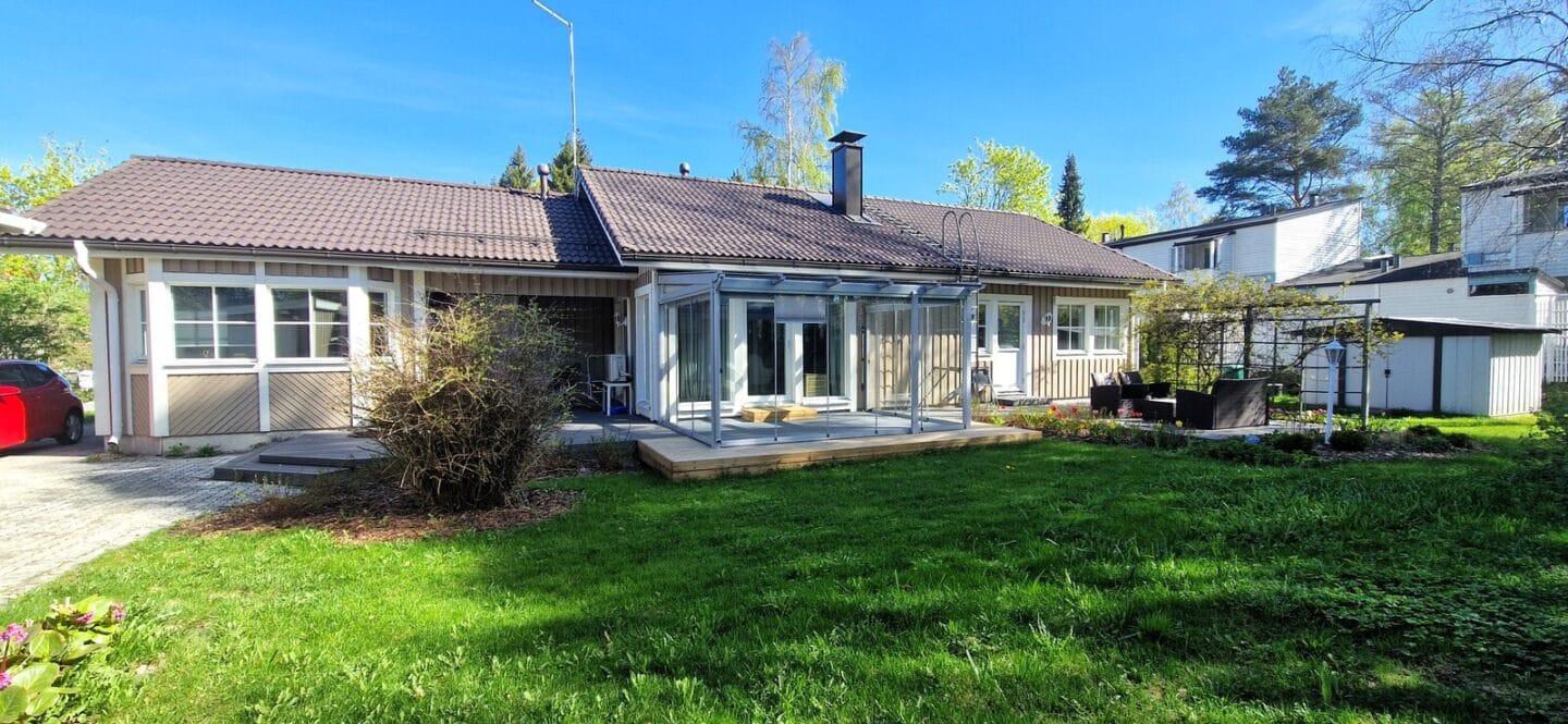 kesäkuva talosta