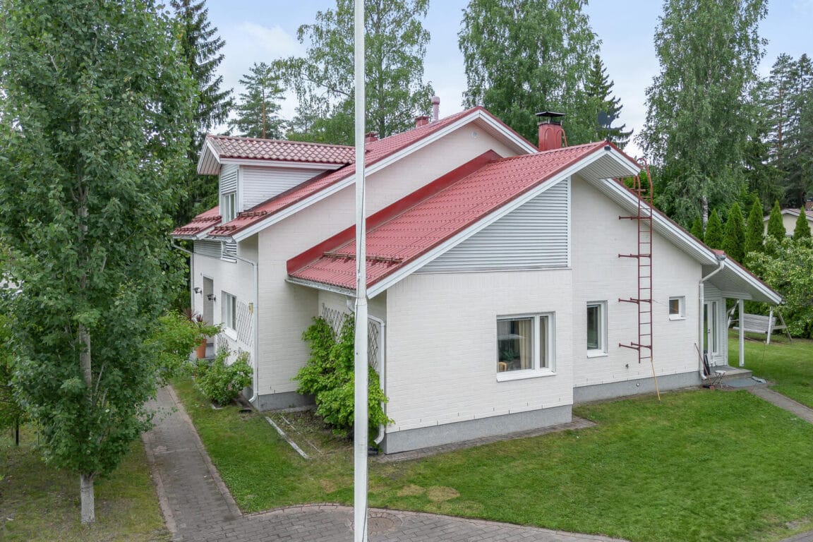 Aholankatu 15, Hyvinkää (Kirjavatolppa)