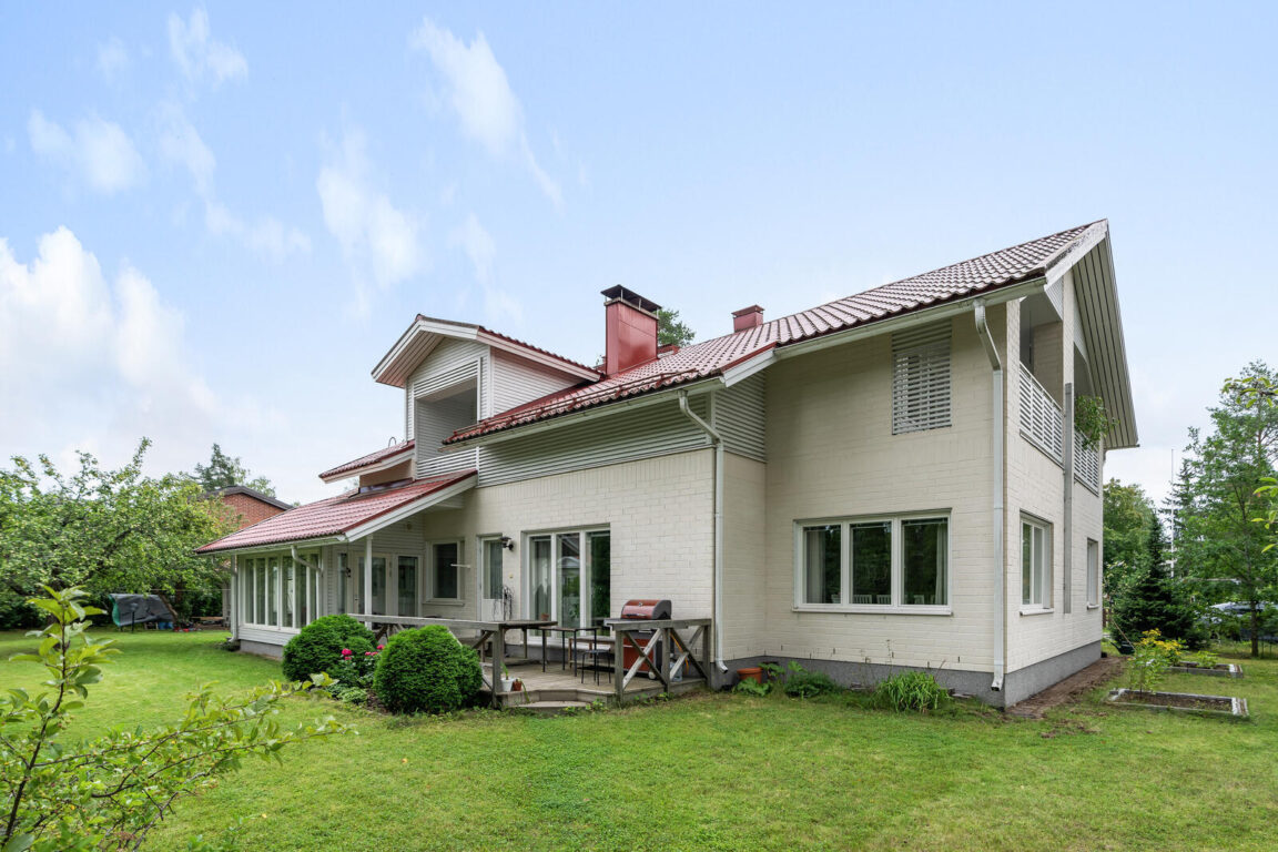 Aholankatu 15, Hyvinkää (Kirjavatolppa)