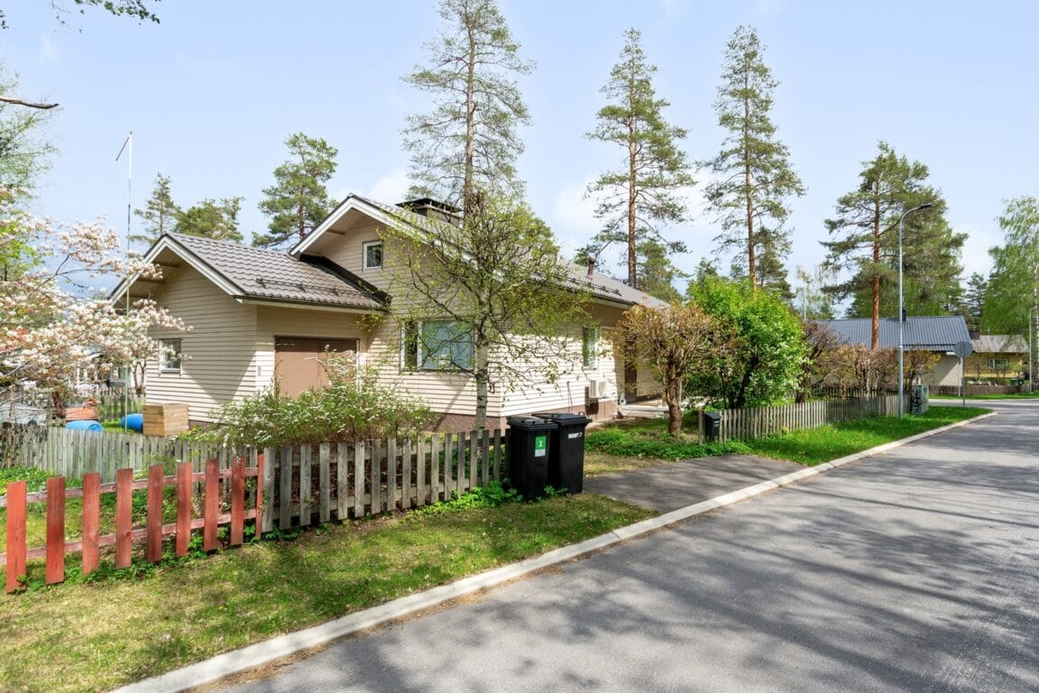 Kuningasvuorenkatu 24, Hyvinkää (Kirjavatolppa / Puolimatka)