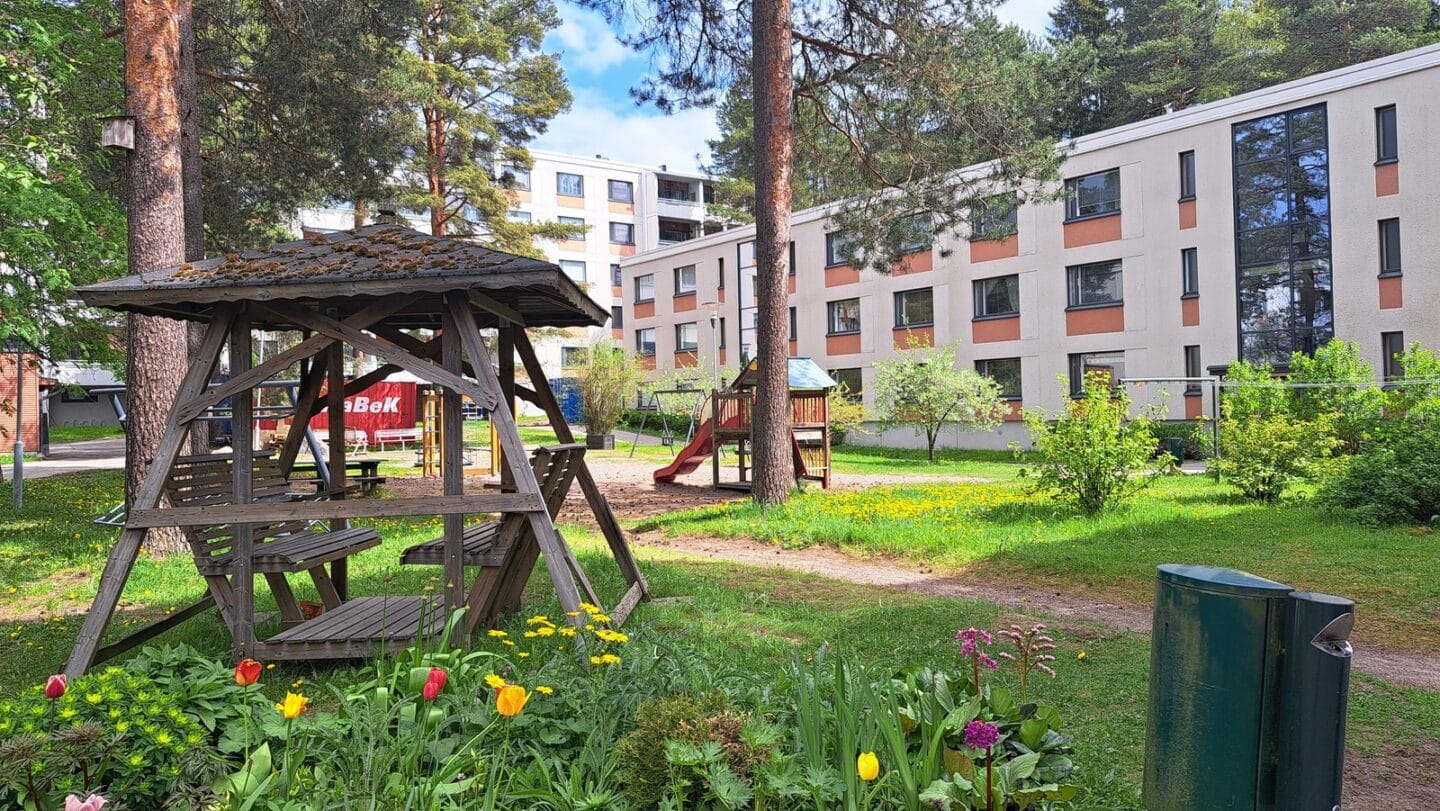 Sisäpihaa, näkymää makuuhuoneen ja keittiön ikkunasta.