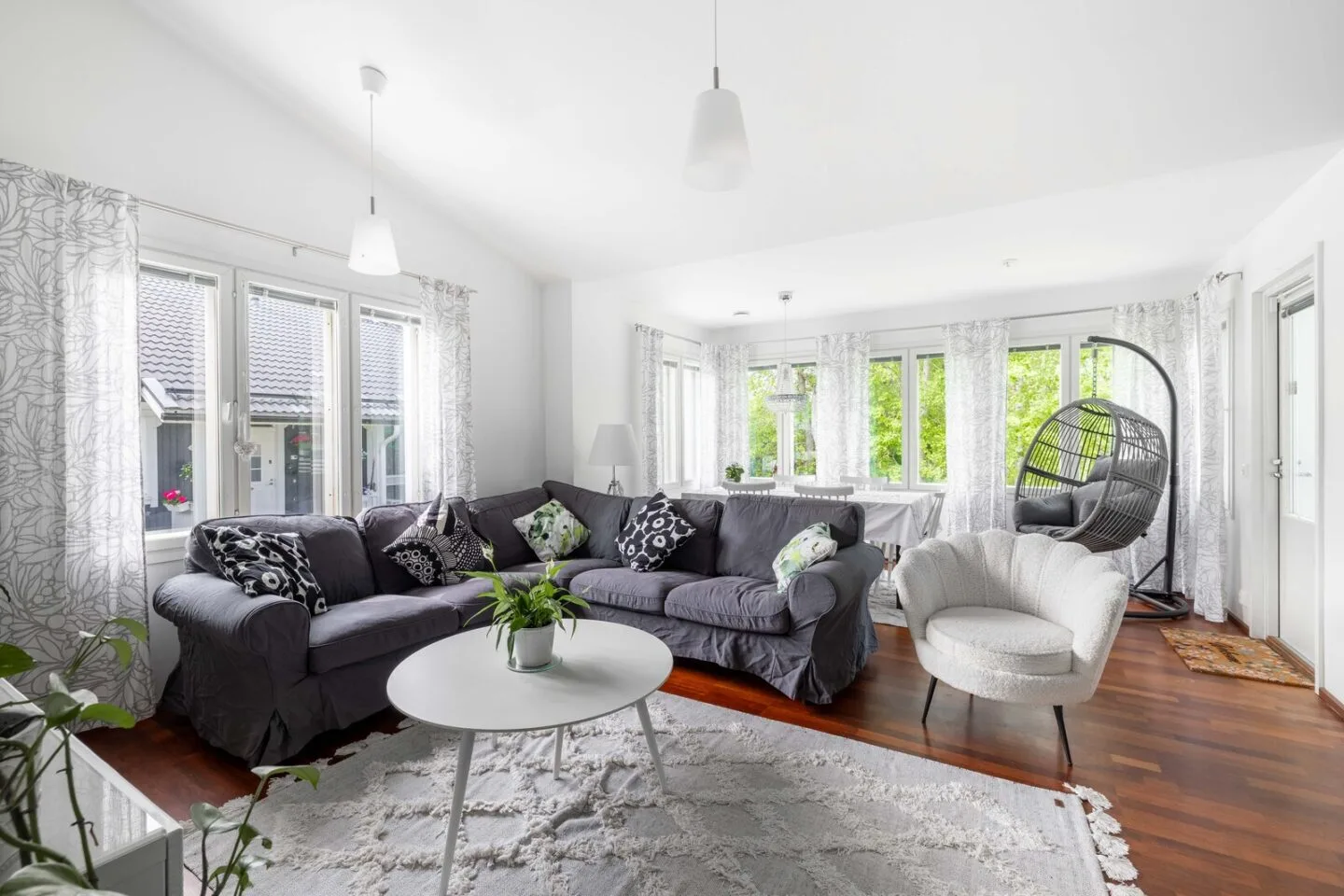 Omakotitalo, 4h, k, khh, kh/wc, erill. wc, vh, alakerrassa saunaosasto, takkahuone, 2 harrastehuonetta, 2 varastohuonetta, 113 m², Pohjois-Nikinmäki, Nikinmäki, Vantaa