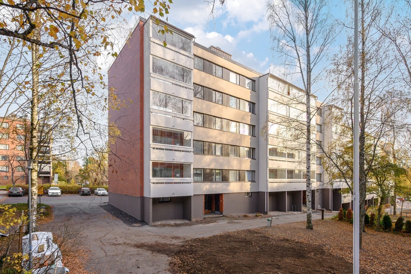 Uusittu pihajulkisivu ja parvekkeet.