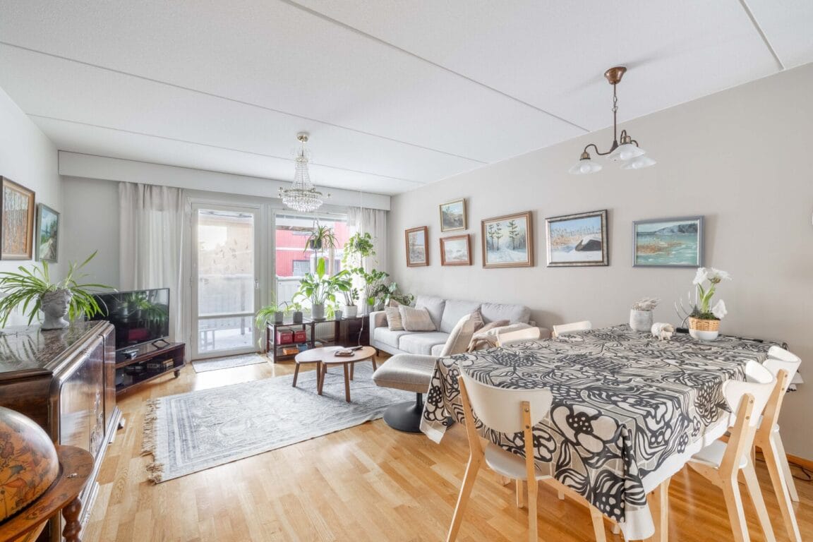 Ylänkötie 47, Järvenpää (Kinnari, Pöytäalho)