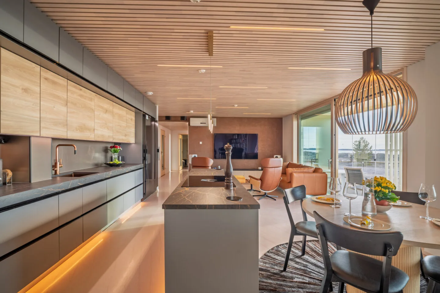 Lomahuoneisto, 3mh+oh+k+khh/wc+ph+s+wc+varasto+2ak+lasiterassi, 108 m², Hiekkasärkät