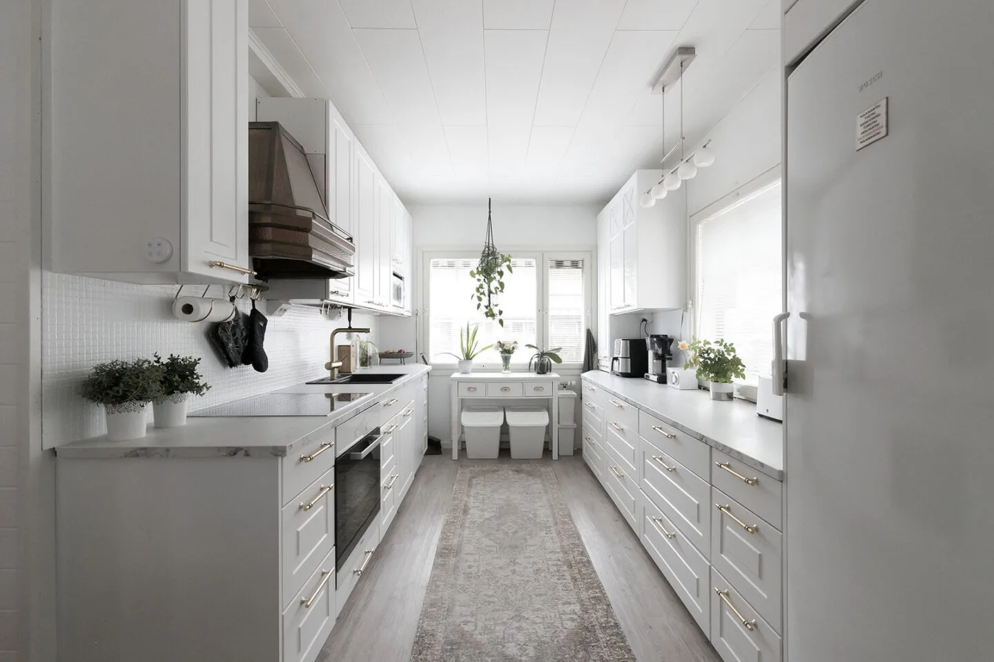 Omakotitalo, Asunto 1: 3h, rt, k, takkah, pukuh./khh, ph, s, tekninen tila, 3 wc, p , ter., Asunto 2: 2h, k,kh, parvi, at, var., ter., 150 m², Kypärämäki, Jyväskylä
