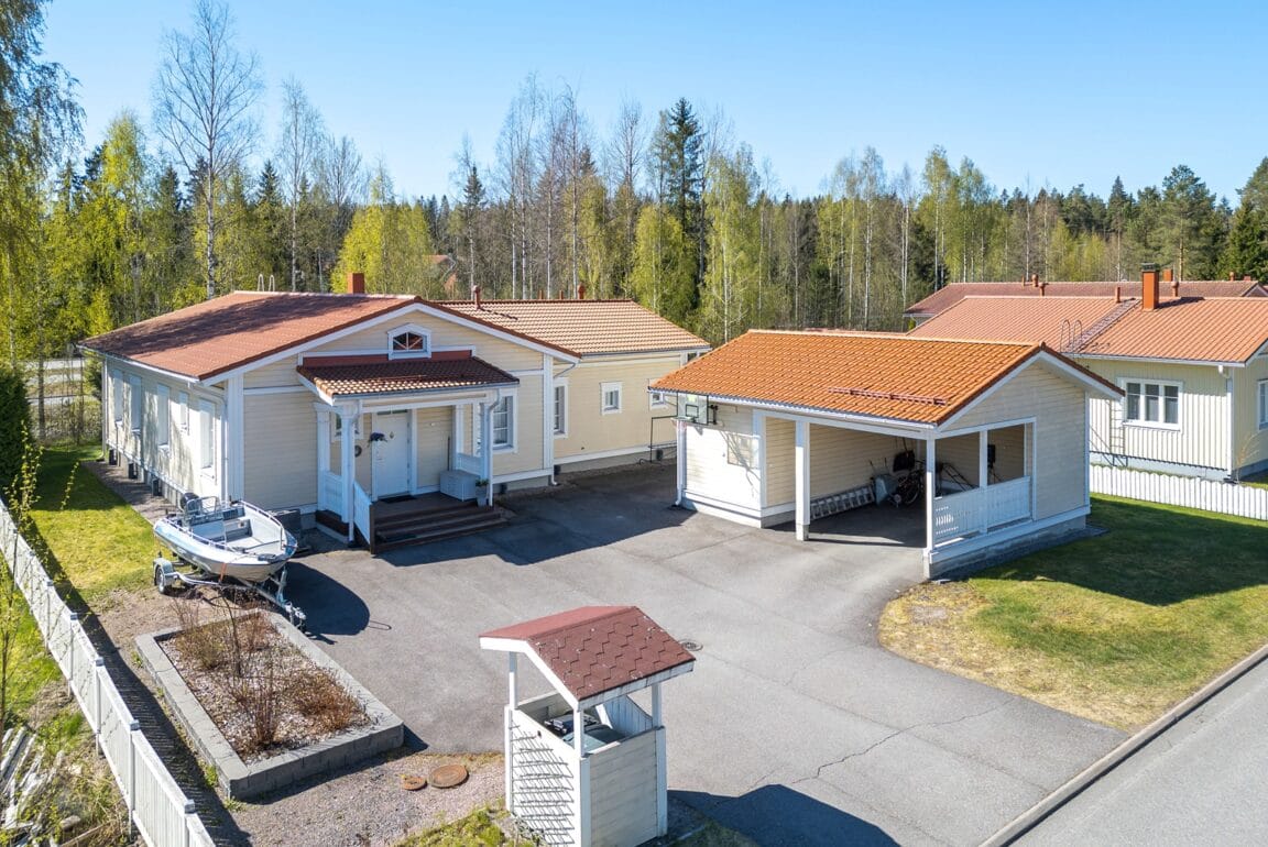 Kapteenintie 4, Hyvinkää (Ahdenkallio)
