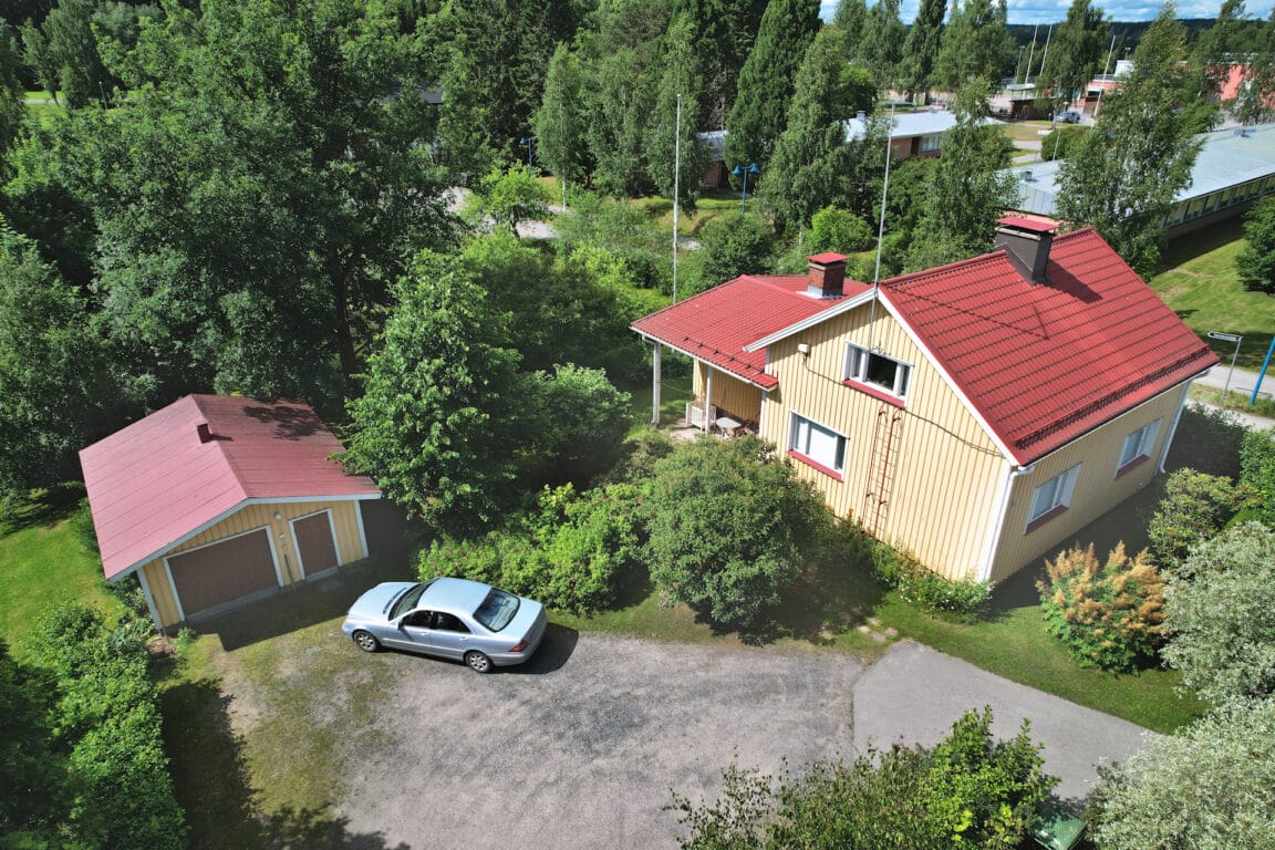 Keskitie 30, Tuusniemi (Tuusniemi)