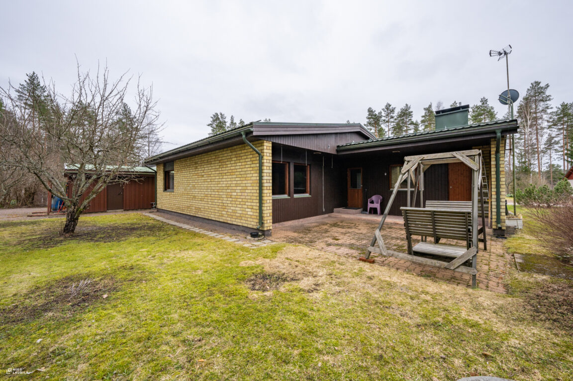 Tiilimestarintie 9, Ruotsinpyhtää (Petjärvi)