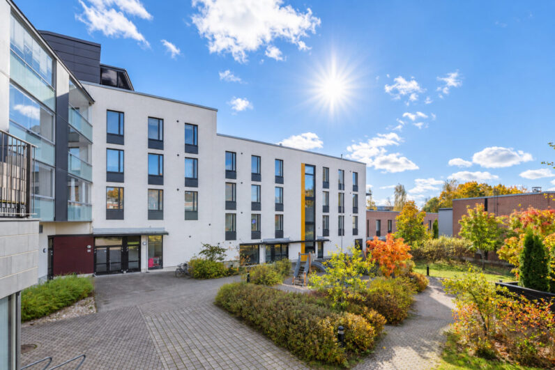 Kuva kerrostalosta syyspäivänä.