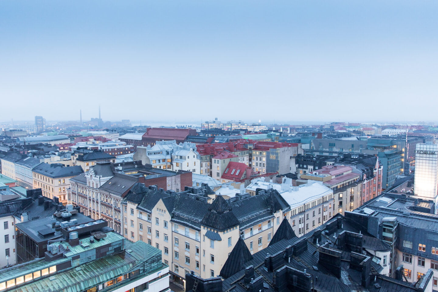 Talvinen kuva kauniista Helsingin keskustasta kattojen yltä.