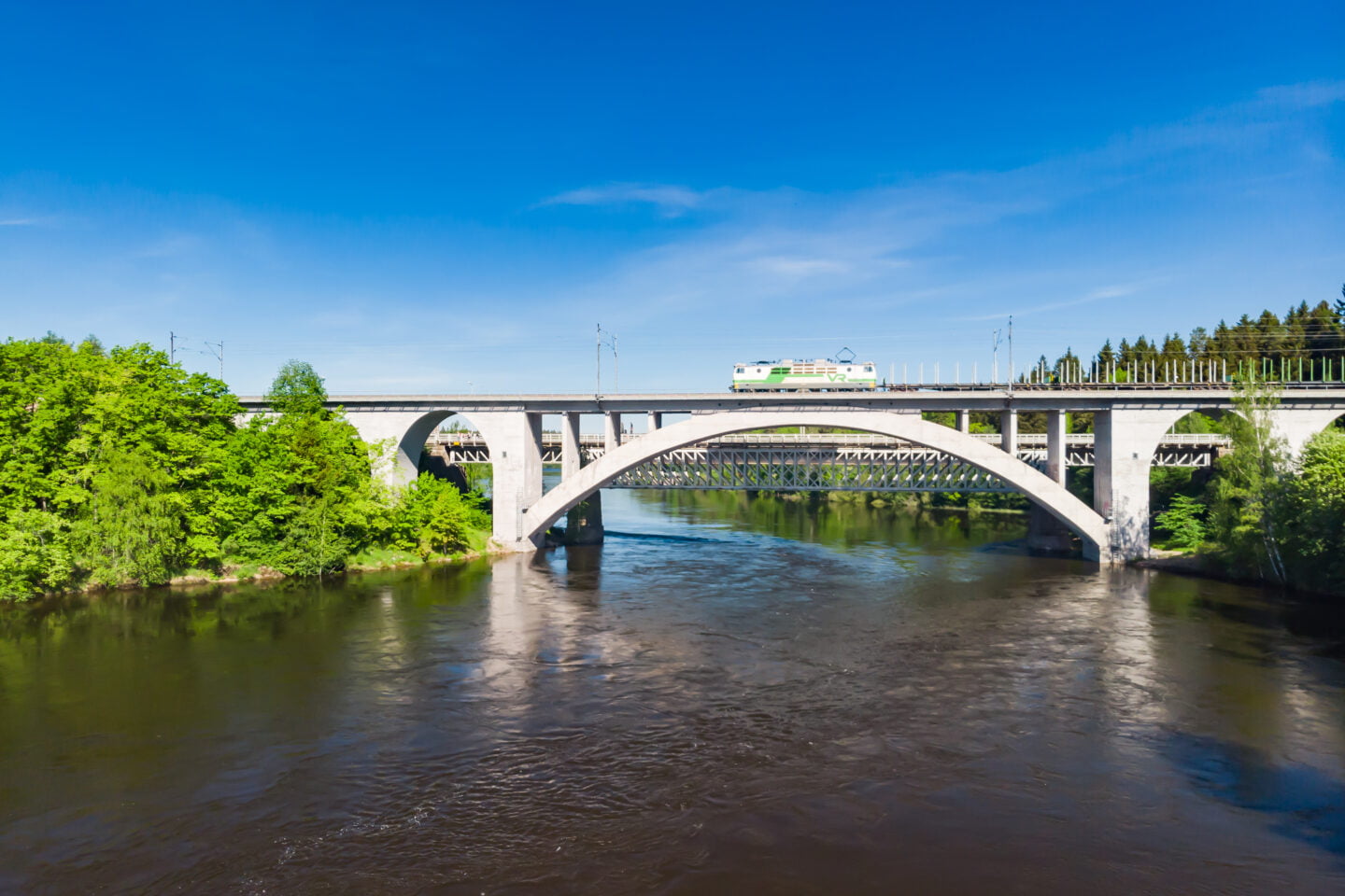 Näkymä Kouvolasta Kymijoen ylittävästä sillasta.