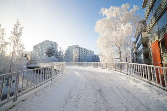 Kylmä talvinen aamu kaupungissa